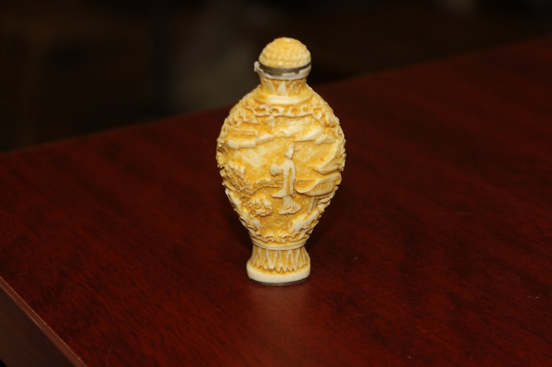 A Molded Snuff Bottle - 2