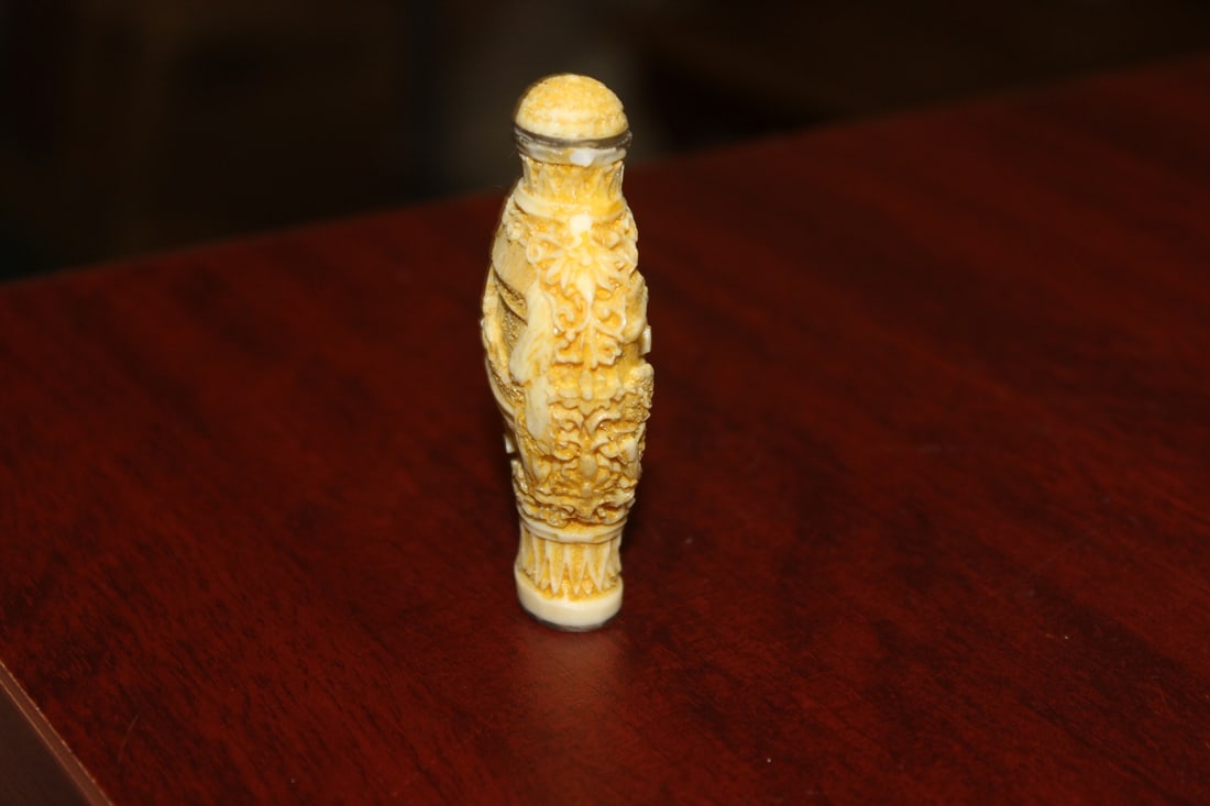 A Molded Snuff Bottle - 3