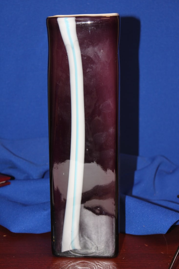 An Artglass Rectangular Vase - 3