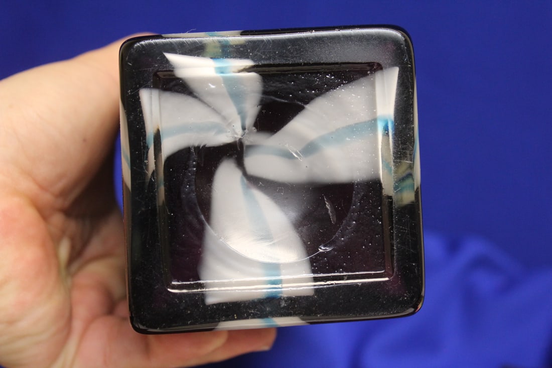 An Artglass Rectangular Vase - 6