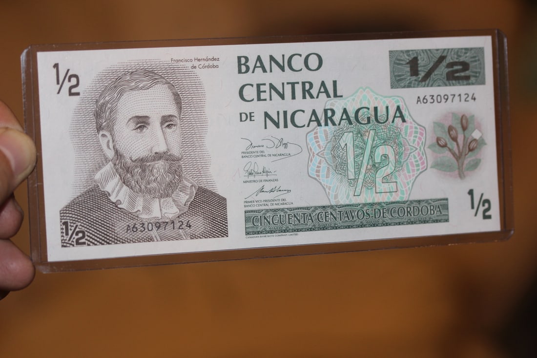 Banco Central de Nicaragua 1/2 Bank Note: appeared to be uncirculated - very nice condition