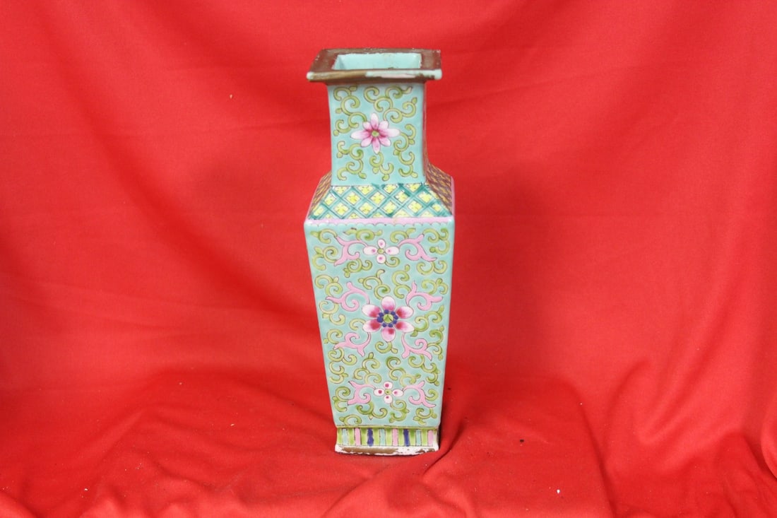 A Chinese Famille Vorte Vase: 19th century - please note: worn - 8 3/4" tall