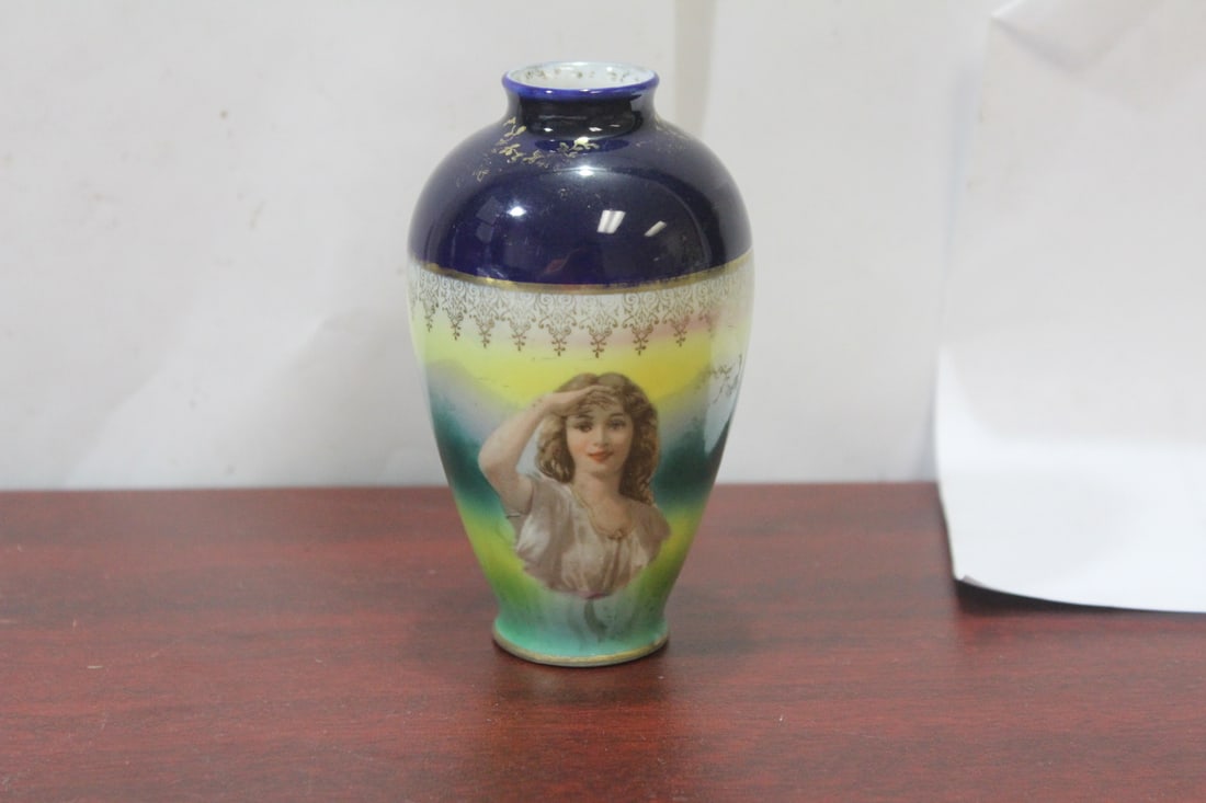 An Antique Royal Bayreuth Portrait Vase: made in Germany - 4 3/8" tall