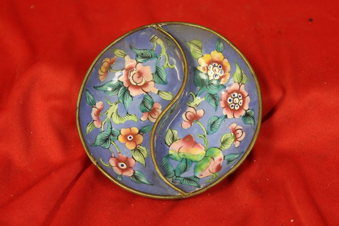 A Canton Enamel Chinese Small Dish: early 20th century - 3 3/4" in diameter