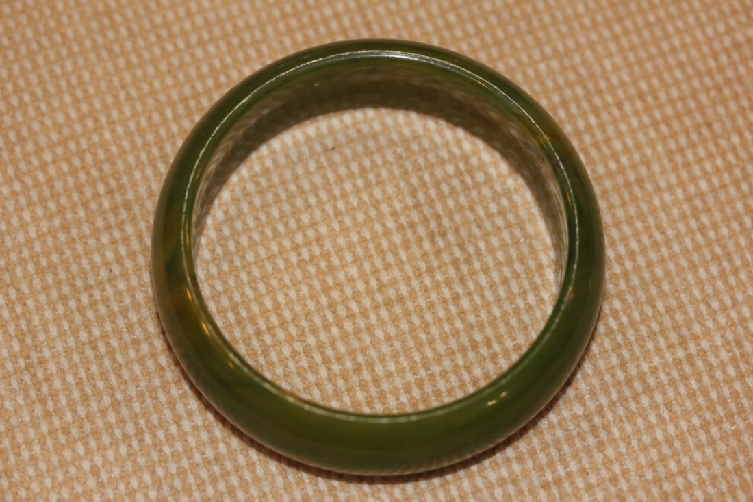 Vintage Lucite Bangle Bracelet: inside diameter=2 1/2inches