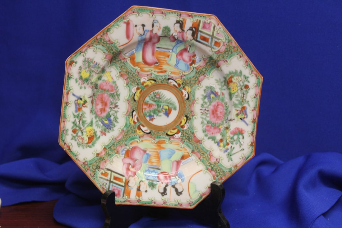 An Antique Chinese Rose Medallion Octagon Plate: 19th century - 9 3/4" in diameter
