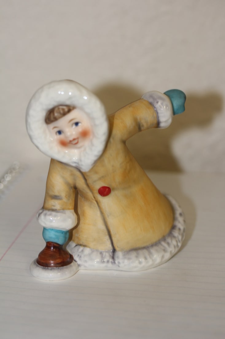 Hummel Figurine: 4" tall