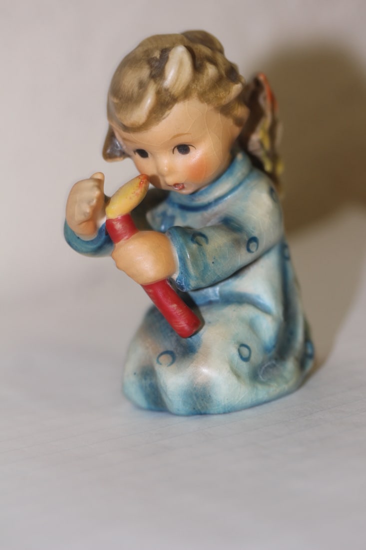 Hummel Figurine: 3" tall