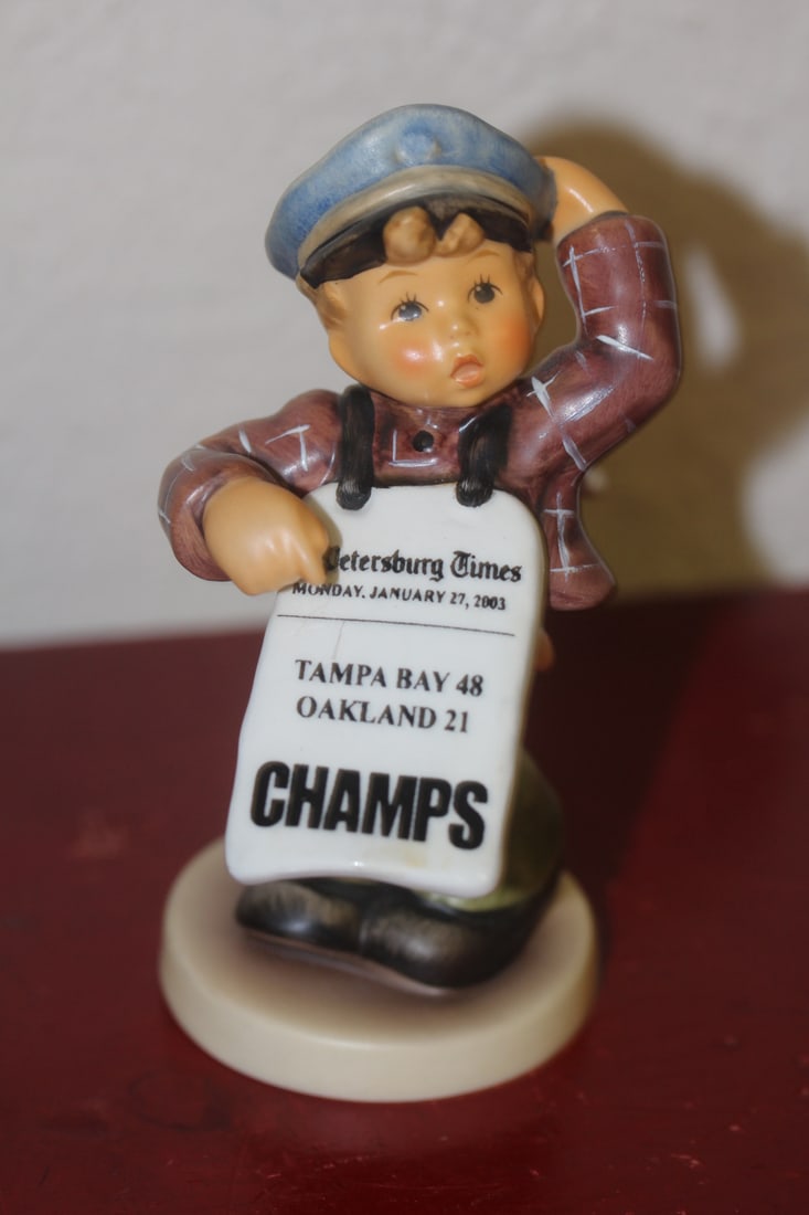 Hummel Figurine: 5" tall