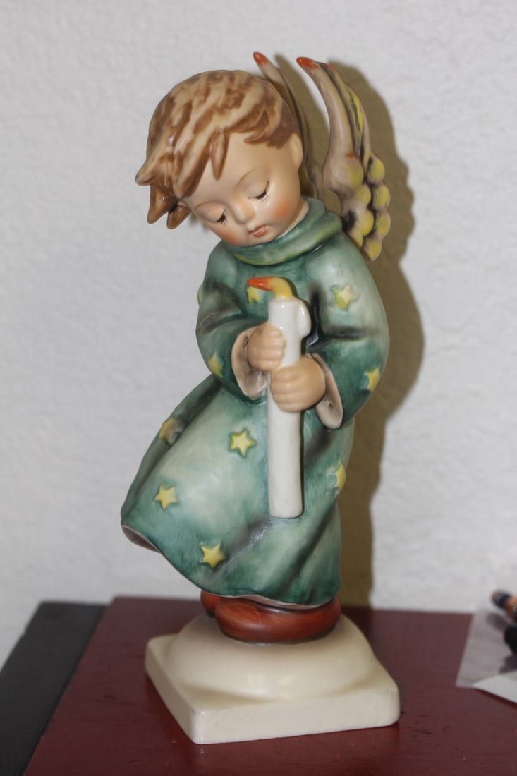 Hummel Figurine: 9" tall