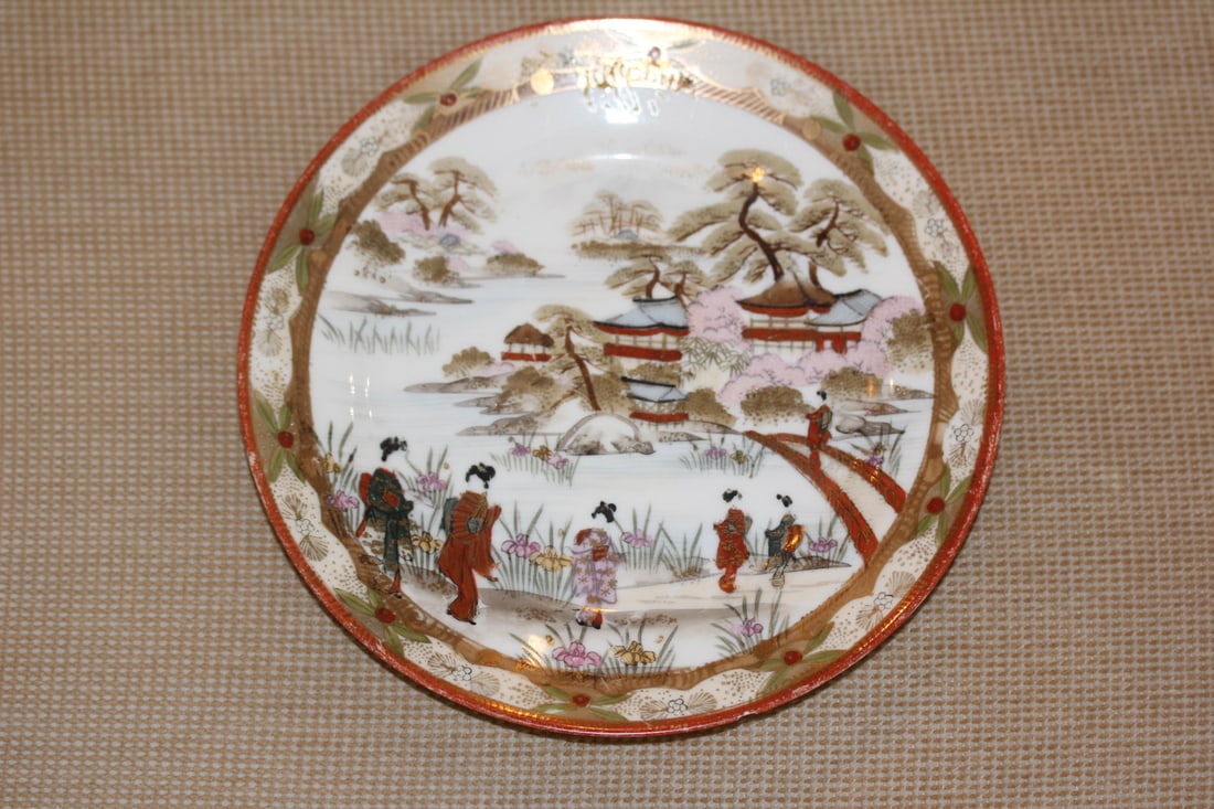 Japan Vintage Geisha Girl Plate: 7 5/8" in diameter