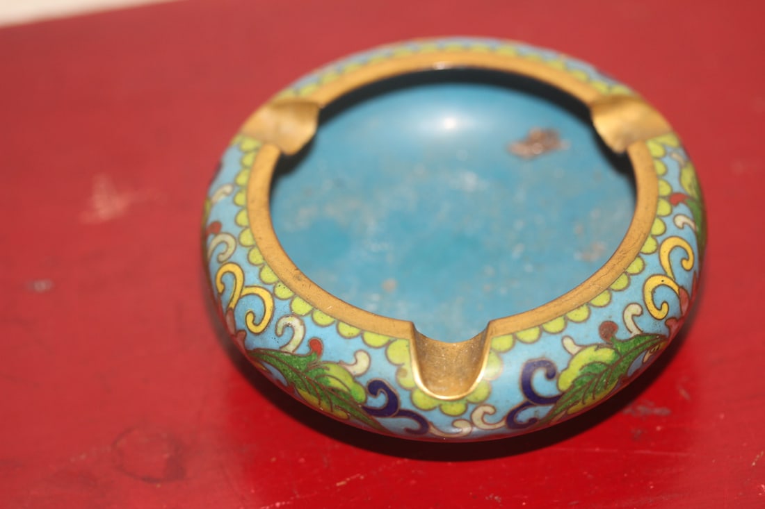 Antique Chinese Cloisonne Ashtray: 3 1/4" in diameter