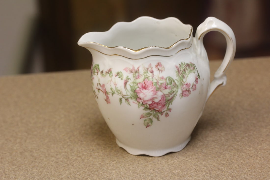 Bavaria Creamer: 4" tall