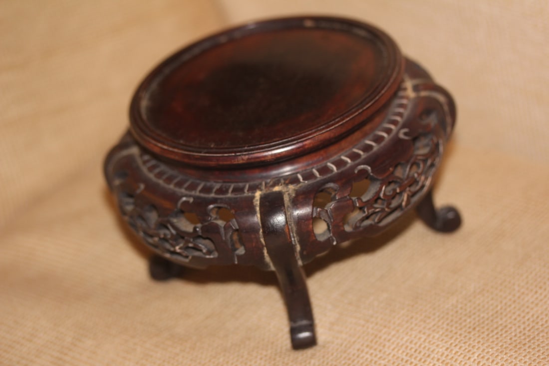 Antique Chinese Wooden Vase Stand: well carved - 4 legged - inside diameter: 4 inches