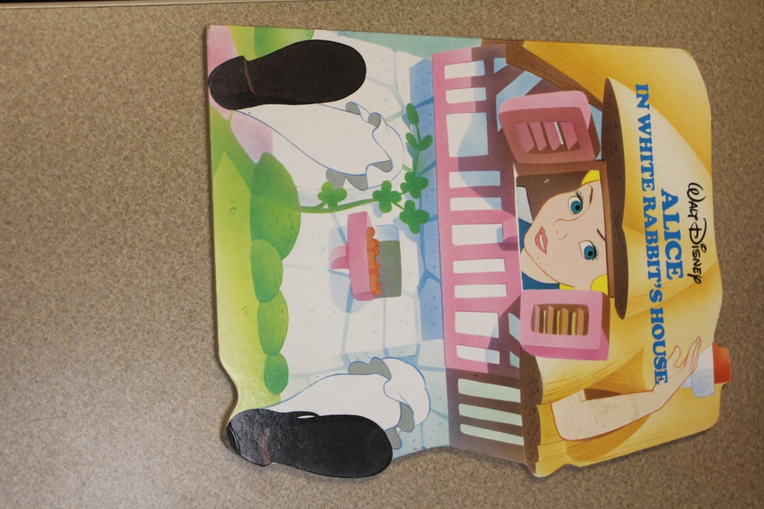 Book: Walt Disney Alice in White Rabbit's House: boardbook