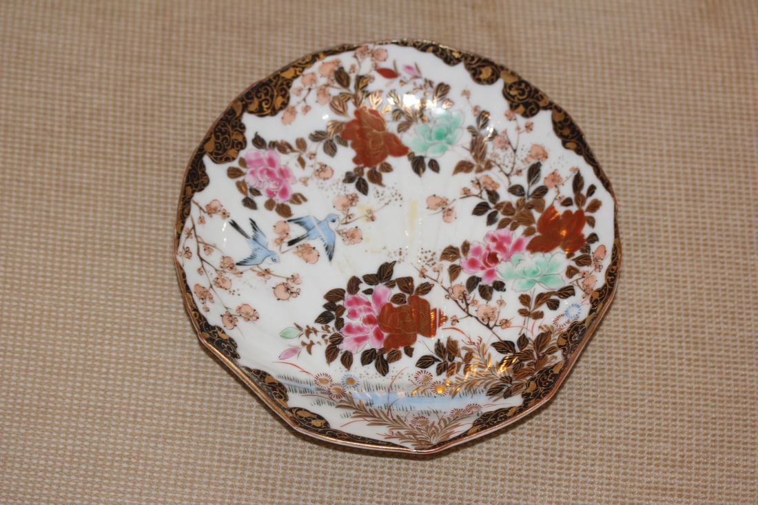 Antique Kutani Small Dish: ealry 20th century - 7" in diameter