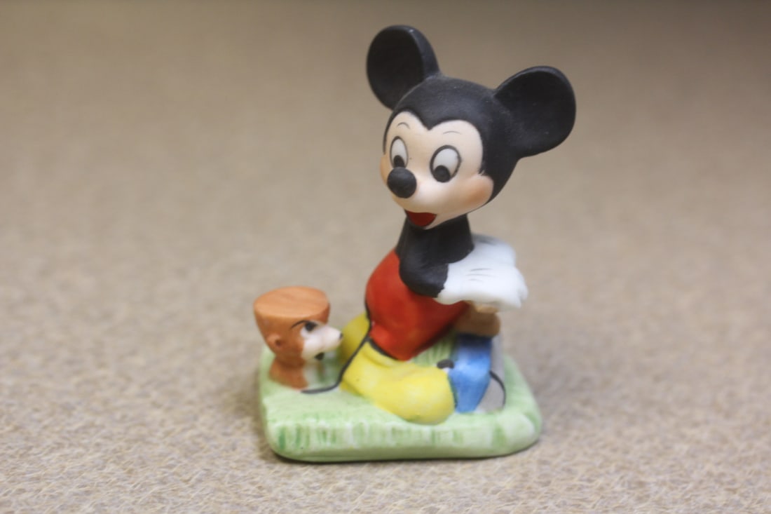 Disney minnie mouse figurine (1 of 4)