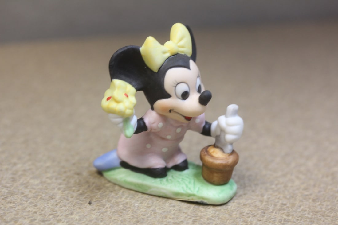 Disney minimouse figure (1 of 5)