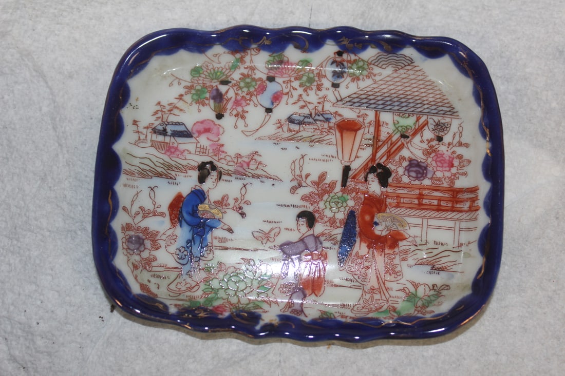 Small Japanese Kutani Dish: 4 7/8" x 3 7/8" - early 20th century - Kesha girl design