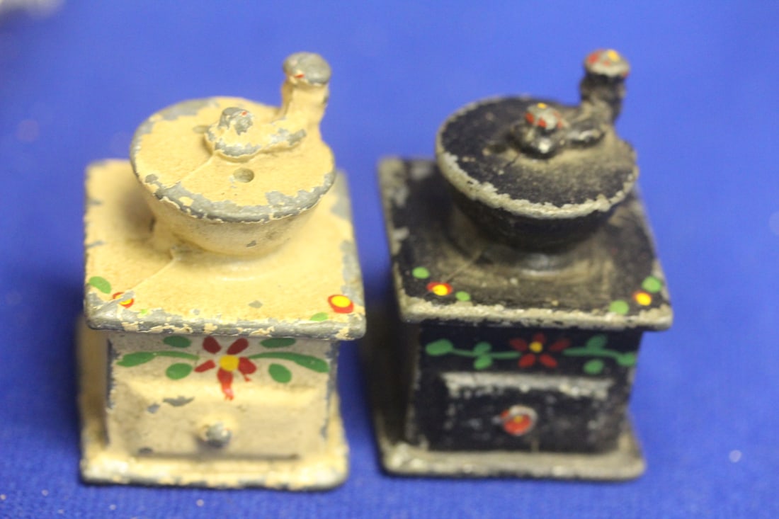 Pair of Coffee Grinder Form Salt and Pepper Shaker: 2 inches tall