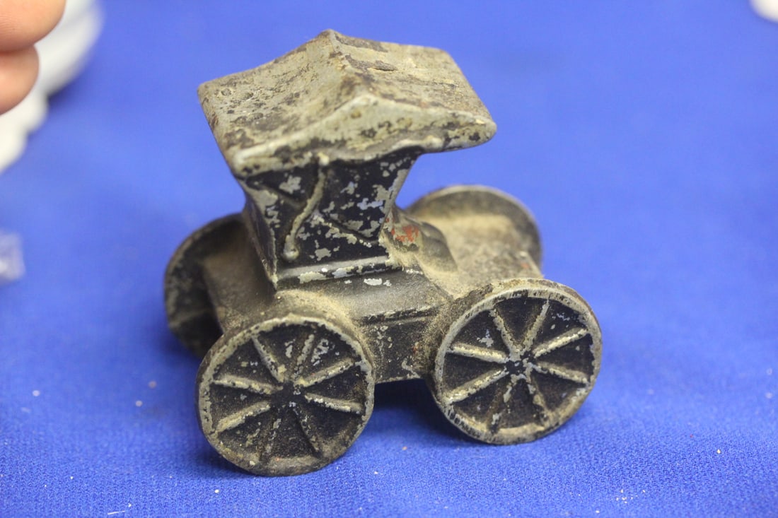 Single Wagon Cast Iron Shaker - 2