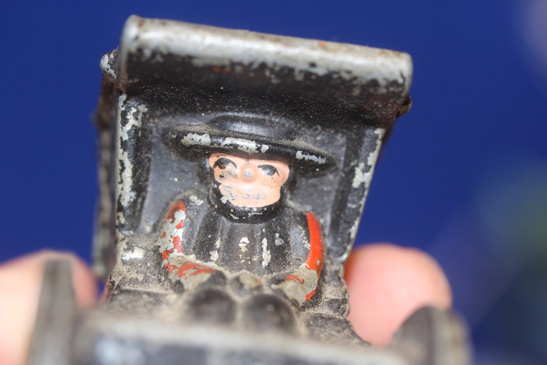 Single Wagon Cast Iron Shaker - 3