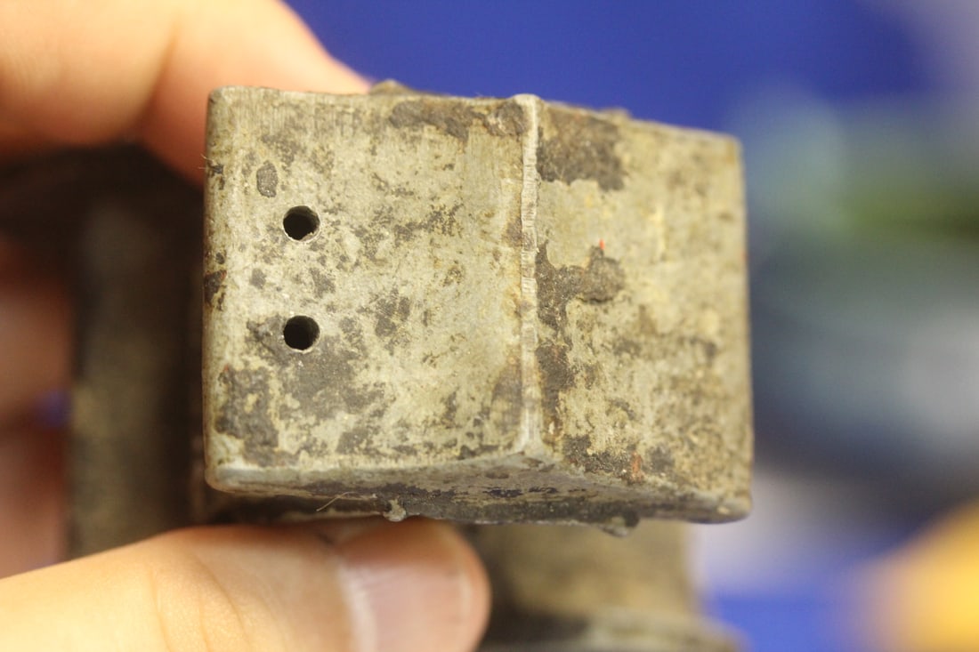 Single Wagon Cast Iron Shaker - 4