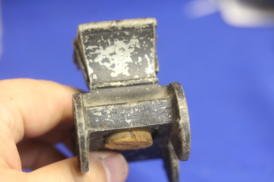 Single Wagon Cast Iron Shaker - 5