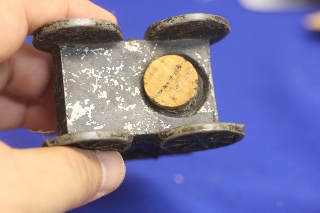 Single Wagon Cast Iron Shaker - 6