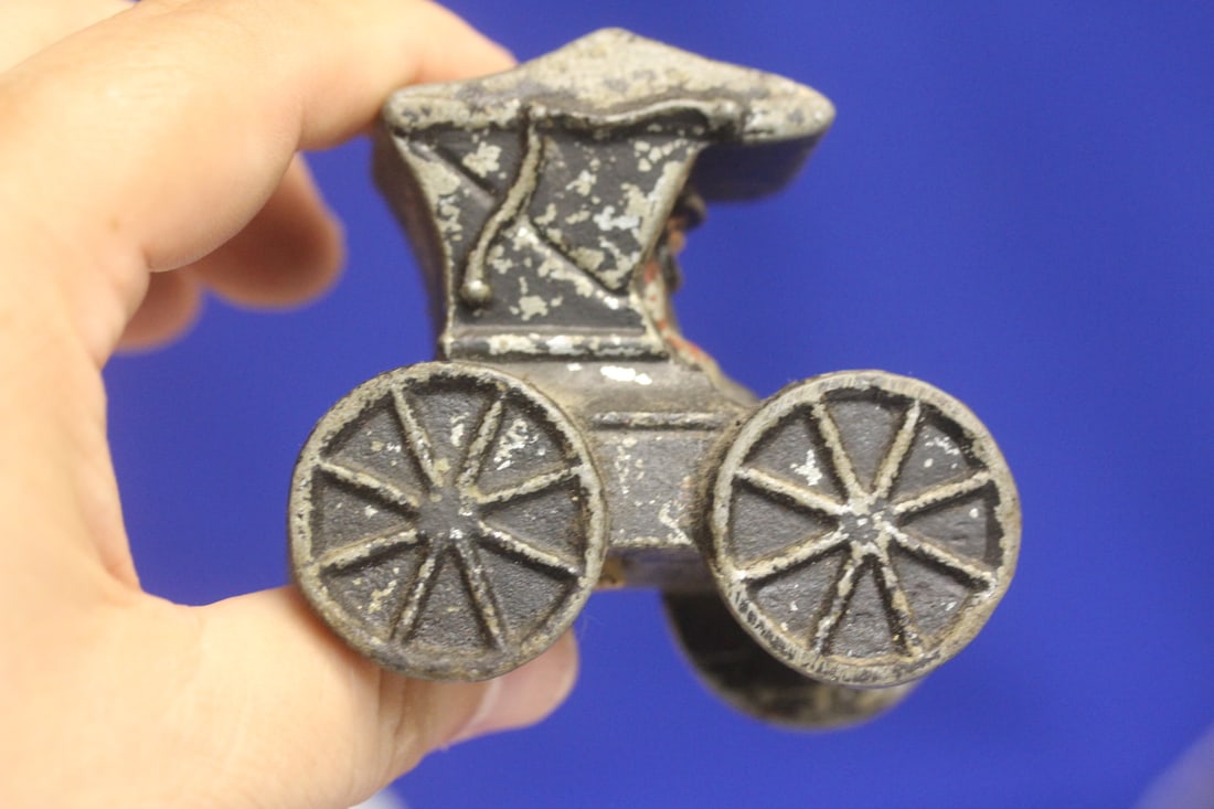 Single Wagon Cast Iron Shaker - 8