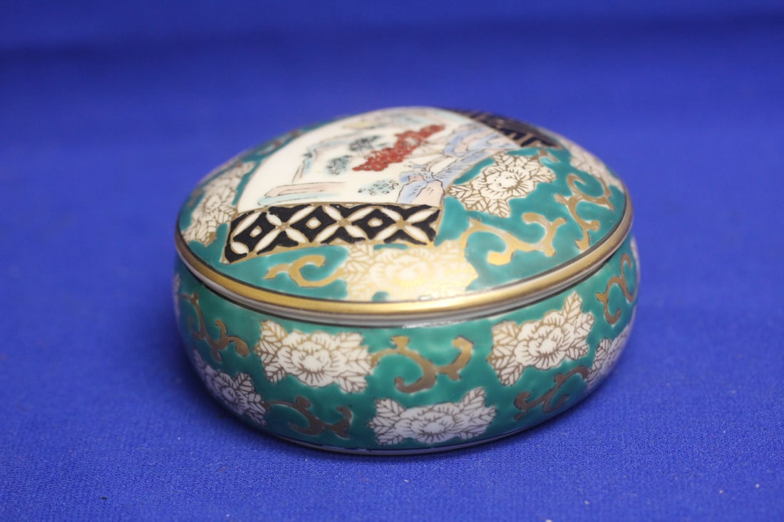 Gold Imari Porcelain Box: 3 7/8" in diameter