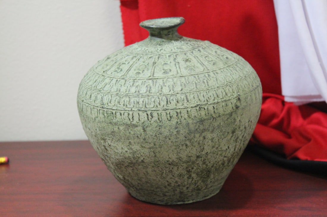 An Egyiptian Vase: possibly old - 7 1/4" tall