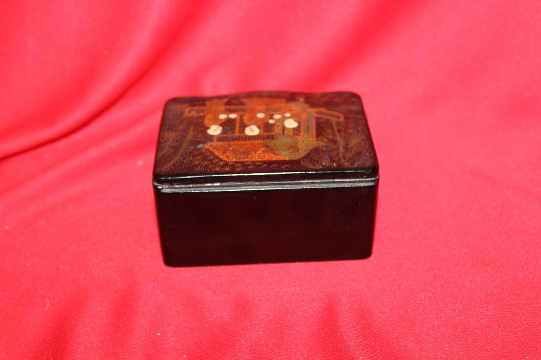 A Chinese Export Lacquer Box - 2