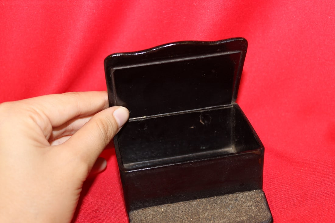 A Chinese Export Lacquer Box - 4