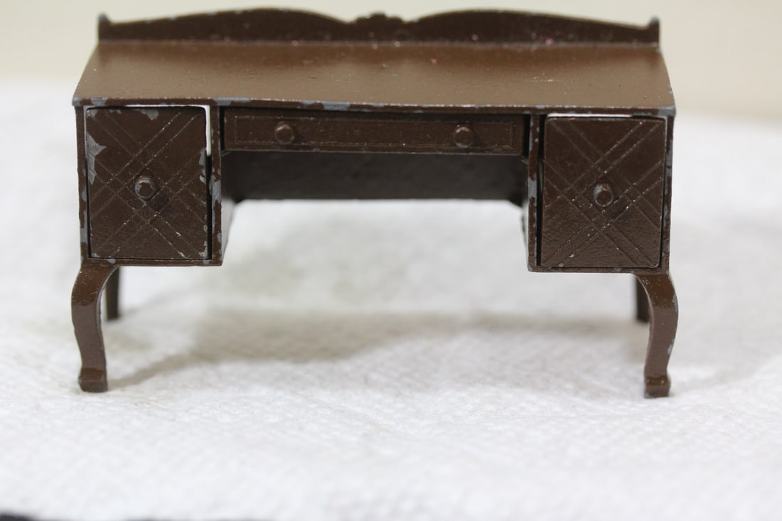 A Rare Vintage Metal Doll House Furniture: 3`" across