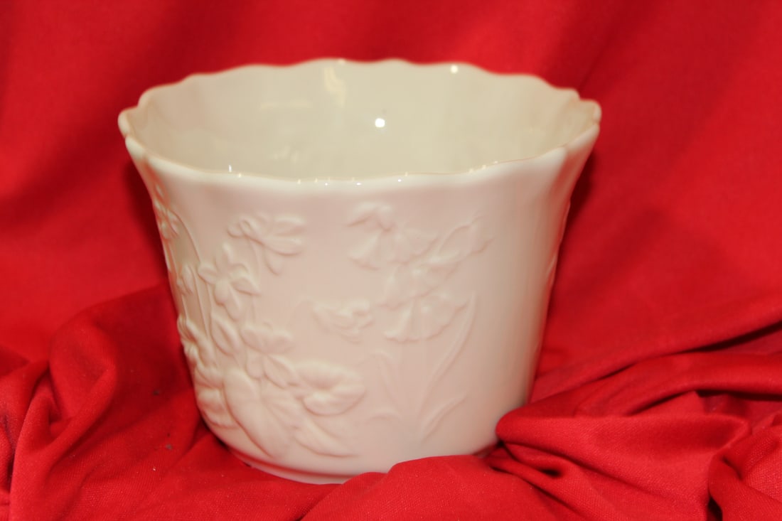 A Lenox Bowl: 3 7/8" tall