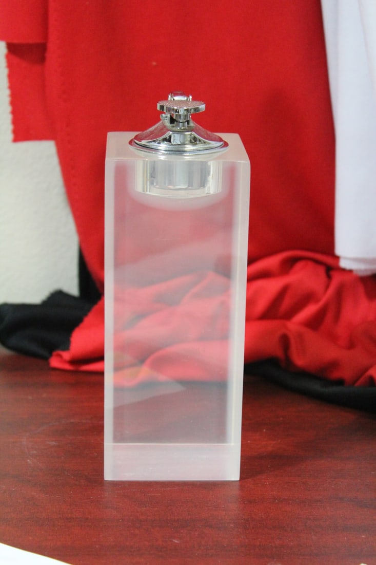A Lucite Table Lighter: 7 1/8" tall