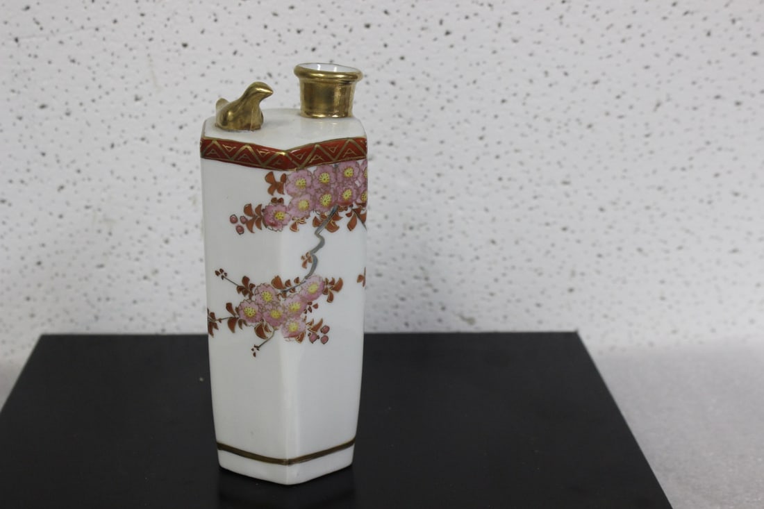 A Japanese Kutani Vase: Vintage - 6" tall - signed on the bottom