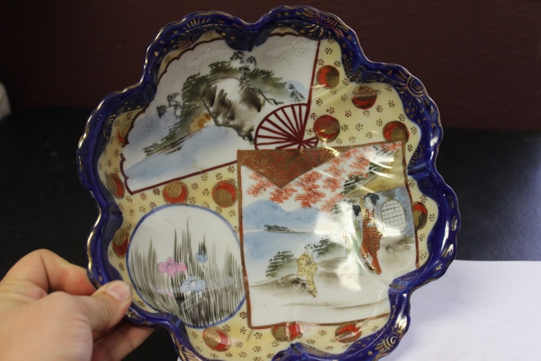 A Kutani Porcelain Scallopped Bowl: 10 inches in diameter - early to mid 20th century