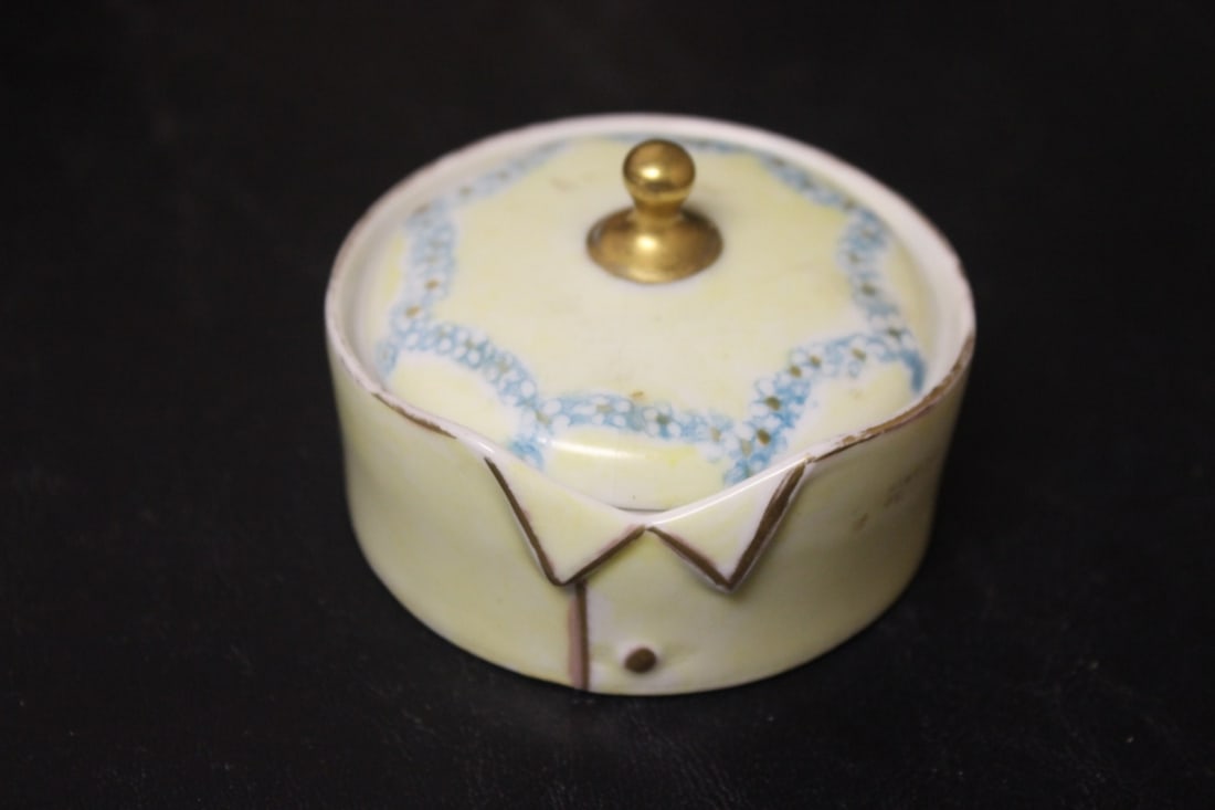 An R.S. Trinket Box: with lid - 2 3/4" in diameter