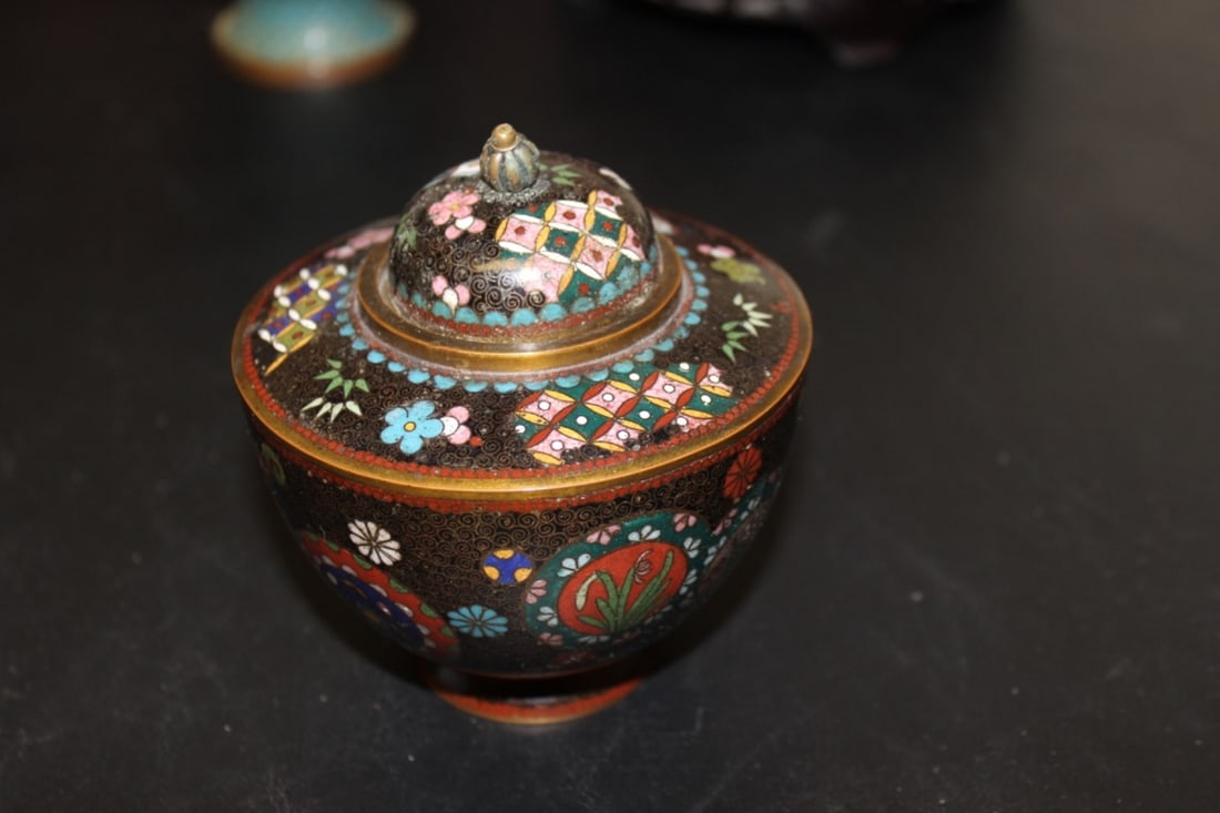 A Japanese Cloisonne Cover Jar: Loose finial - 4 1/4 inches tall - 19th century - beautiful design