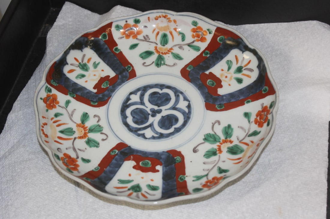 Japanese Imari Charger: please note: hariline as shown - 19th century - 8 3/4" in diameter