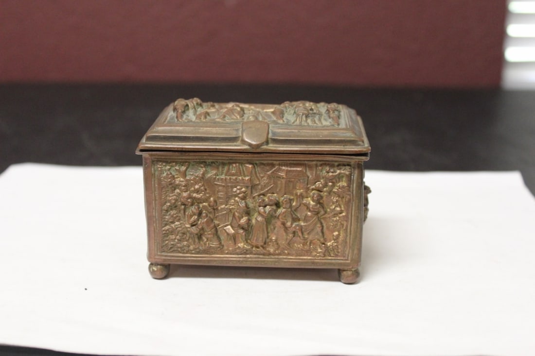 A Vintage Reposse Copper/Bronze/Brass Trinket Box (1 of 9)