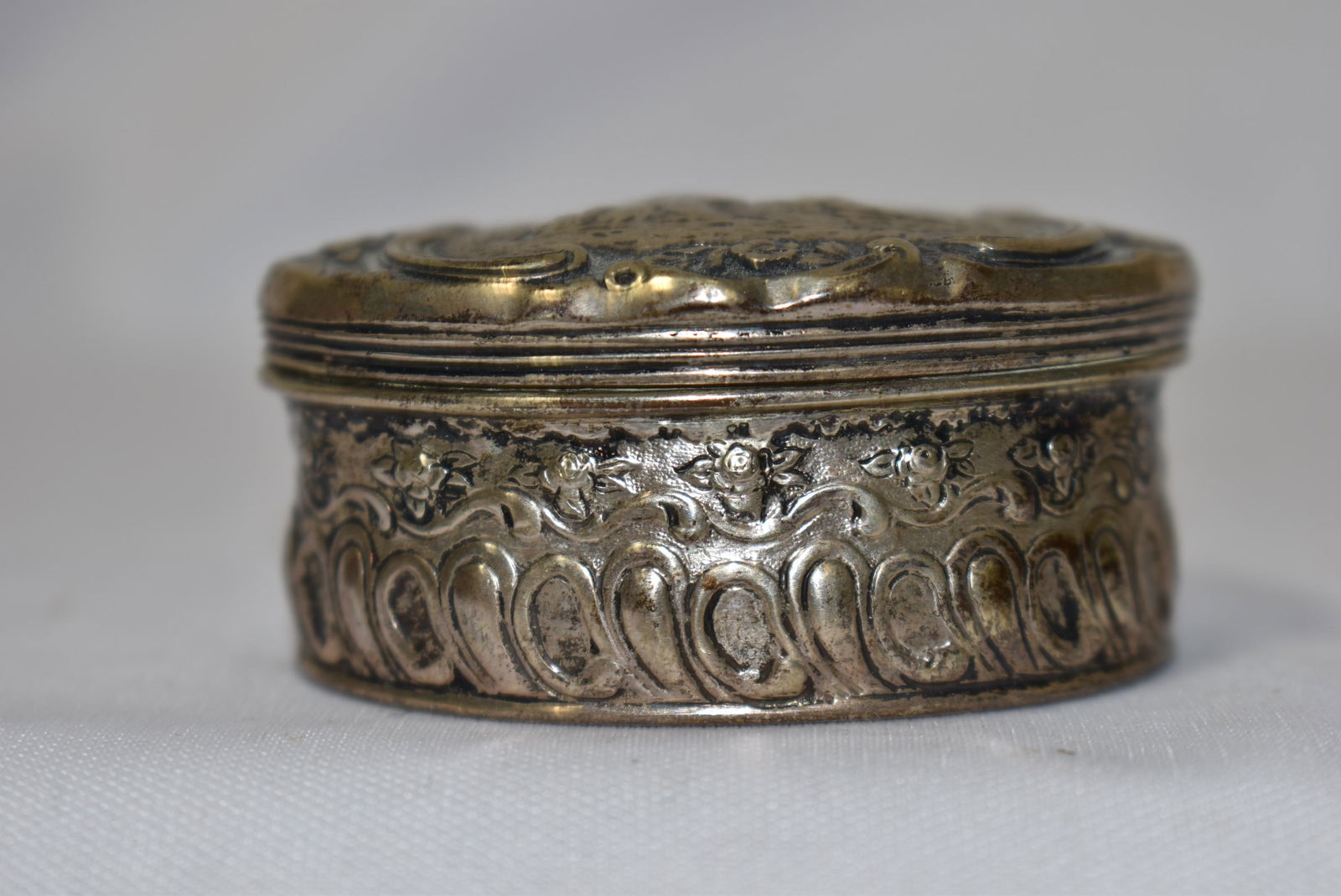 A Sterling Silver Repousse Snuff Box - 2