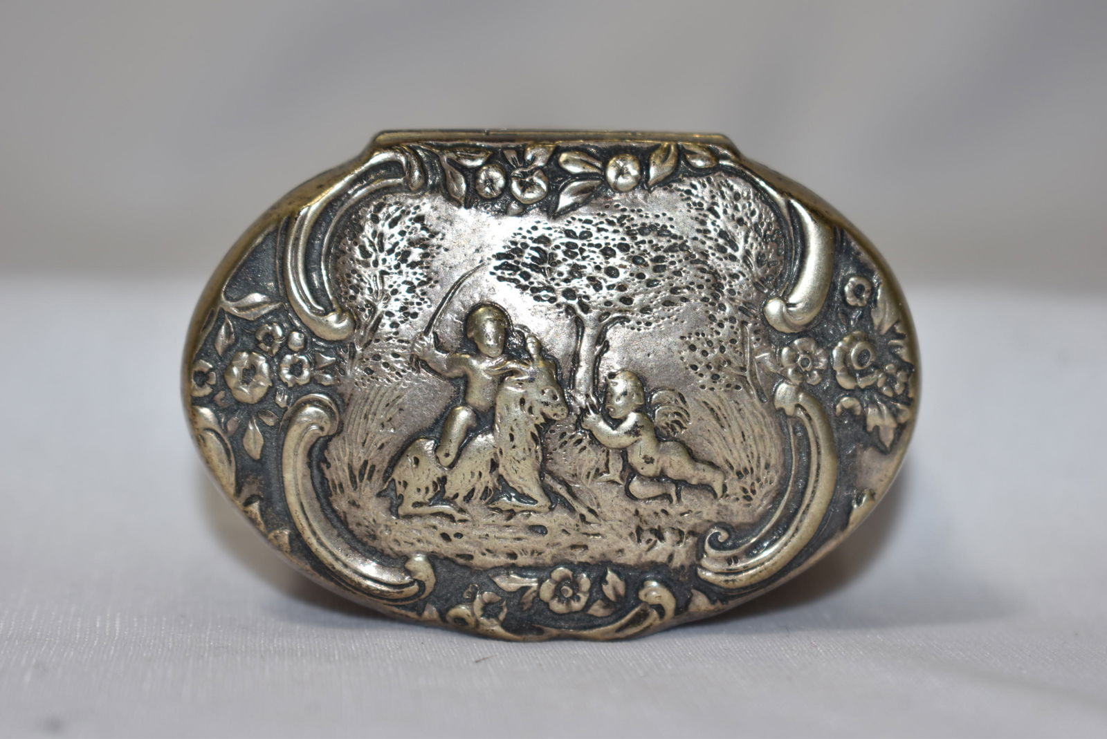 A Sterling Silver Repousse Snuff Box - 3