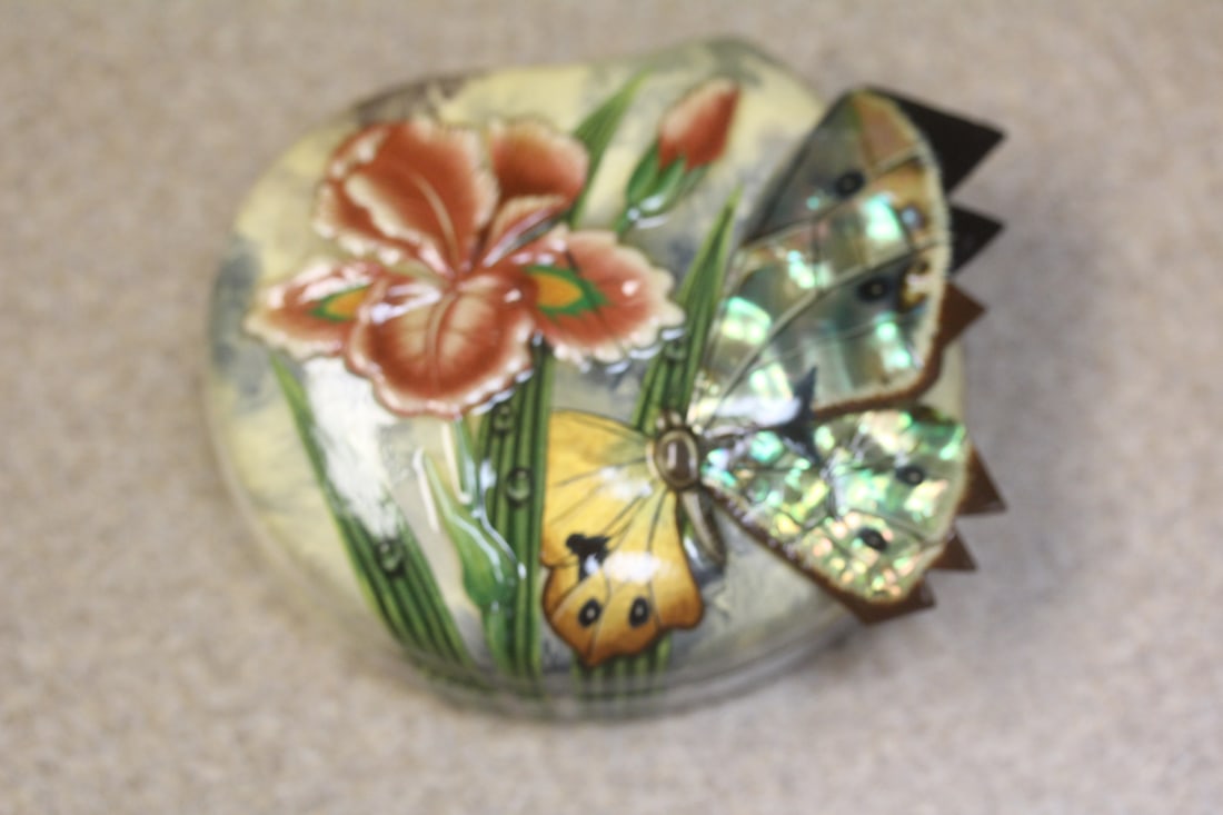 3D Lacquer Trinket Box: signed - nicely designed - 3 1/2" across