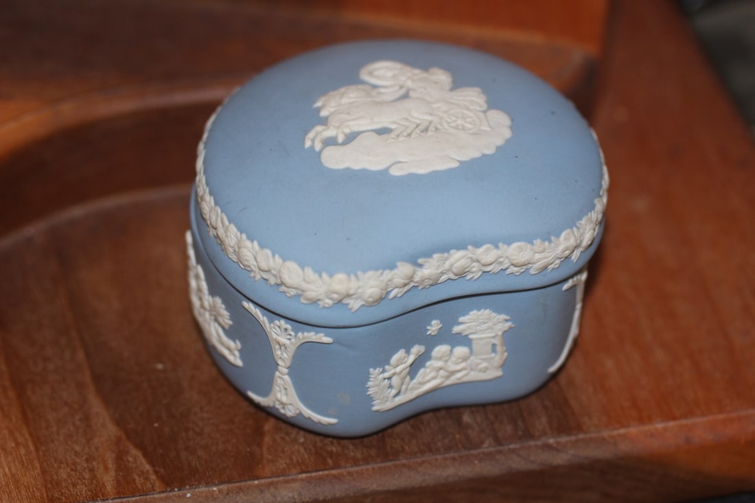 Wedgwood Jasperware Trinket box: 3" across