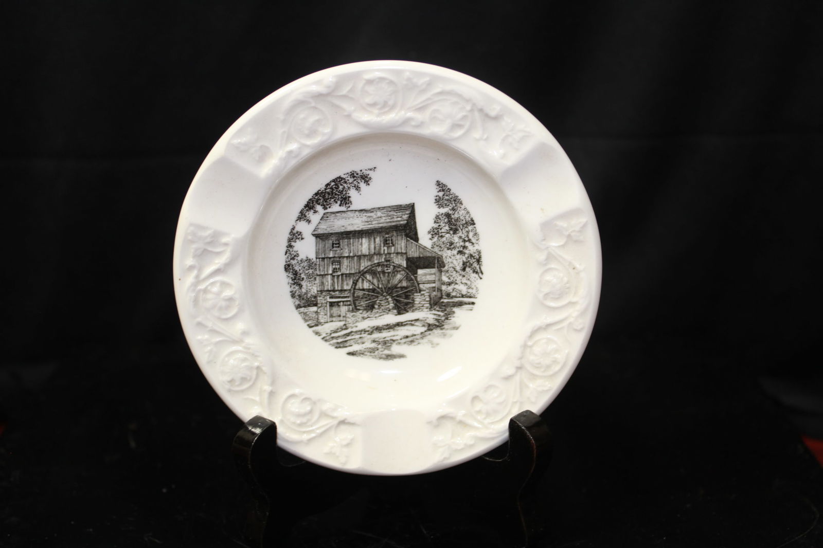 A Wedgwood Jasperware Personal Ashtray: 4 1/2" in diameter