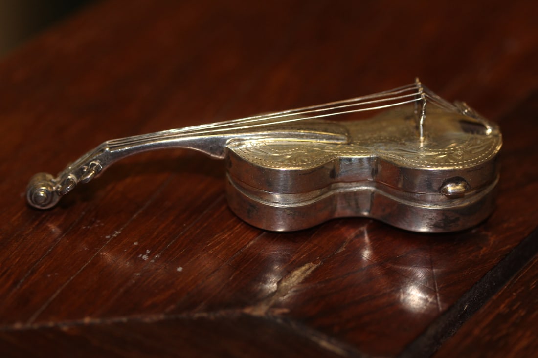 A Sterling Chello Trinket Box: marked 925 - miniature, only 3" across