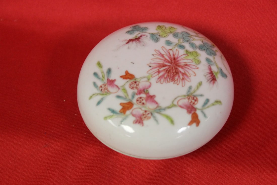 A Rare Chinese Signed Paste Box: Early 20th century - 3 1/2" in diameter - possibly imperial